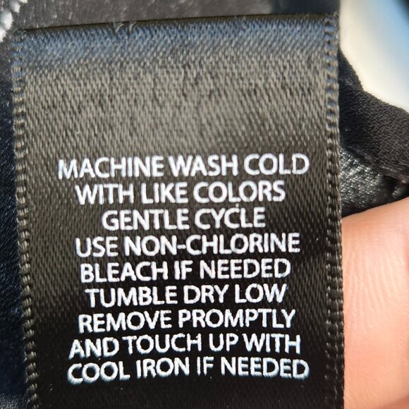 810-47 Torrid Black Geometric Arrow Print V-Neck Top Size 0 (Large 12) - Picture 9 of 10